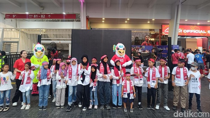 Anak-anak turut ramaikan laga timnas Indonesia vs Jepang.