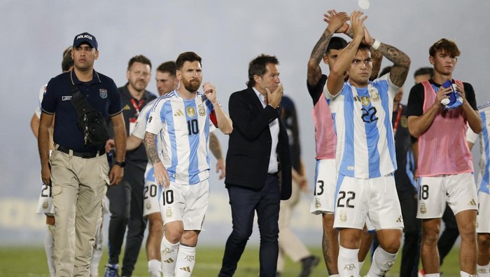 Soccer Football - World Cup - South American Qualifiers - Paraguay v Argentina - Estadio Defensores del Chaco, Asuncion, Paraguay - November 14, 2024 Argentina players look dejected as they applaud fans after the match REUTERS/Cesar Olmedo