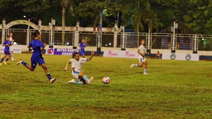 Turnamen sepakbola wanita, ASBWI Cup 2024, digelar di Stadion Swakarya, Muara Teweh, Kalimantan Tengah. Para peserta diharapkan bisa enjoy.