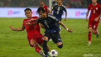 Semenit berselang giliran Ritsu Doan yang coba mengancam gawang Indonesia. Dia mendapat ruang tembak di kotak penalti dan bola yang masih melayang, langsung disepak kencang. Bola menukik tapi bisa ditangkap Paes.