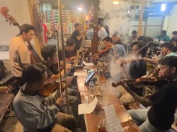 Kawula Muda Surabaya Viral Cover APT Pakai Biola di Warkop, Ini Kesan Mereka