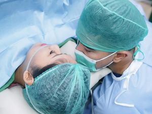 Foto Persalinan Erina Gudono yang Baru Diungkap, Penuh Haru Didampingi Suami Foto Persalinan Erina Gudono yang Baru Diungkap, Penuh Haru Didampingi Suami