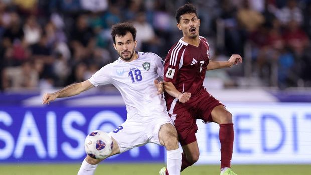 Uzbekistan's midfielder #18 Abdulla Abdullaev fights for the ball with Qatar's midfielder #7 Ahmed al-Ganehi during the 2026 FIFA World Cup Asian qualification football match between Qatar and Uzbekistan at the Jassim bin Hamad Stadium in Doha on November 14, 2024. (Photo by KARIM JAAFAR / AFP)