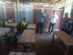 SDI Tesbatan Kupang Disegel, Siswa Belajar Beralaskan Tanah