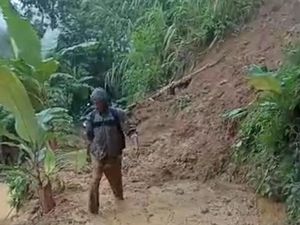 Viral Guru Terjang Jalan Tertutup Longsor di Lebak, Begini Ceritanya