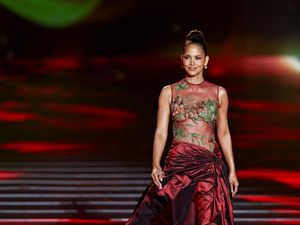 Pesona Halle Berry Pakai Gaun dari 22 Tahun Lalu di Show Elie Saab, Riyadh Pesona Halle Berry Pakai Gaun dari 22 Tahun Lalu di Show Elie Saab, Riyadh