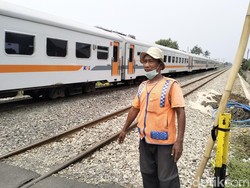 Kesetiaan Herman Jaga Perlintasan KA hingga Antar Anak Sarjana