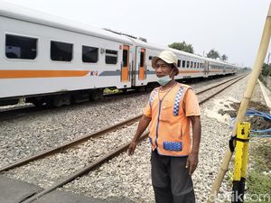 Kesetiaan Herman Jaga Perlintasan KA hingga Antar Anak Sarjana Kesetiaan Herman Jaga Perlintasan KA hingga Antar Anak Sarjana