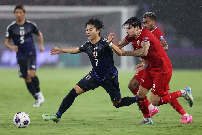 JAKARTA, INDONESIA - NOVEMBER 15: Kaoru Mitoma of Japan competes for the ball against Kevin Diks of Indonesia in the first half during the FIFA World Cup Asian 3rd Qualifier Group C match at Gelora Bung Karno Stadium on November 15, 2024 in Jakarta, Indonesia.  (Photo by Robertus Pudyanto/Getty Images)