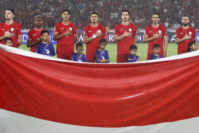JAKARTA, INDONESIA - NOVEMBER 15: Indonesia players stand for the national anthem prior to the FIFA World Cup Asian 3rd Qualifier Group C match against Japan at Gelora Bung Karno Stadium on November 15, 2024 in Jakarta, Indonesia.  (Photo by Robertus Pudyanto/Getty Images)