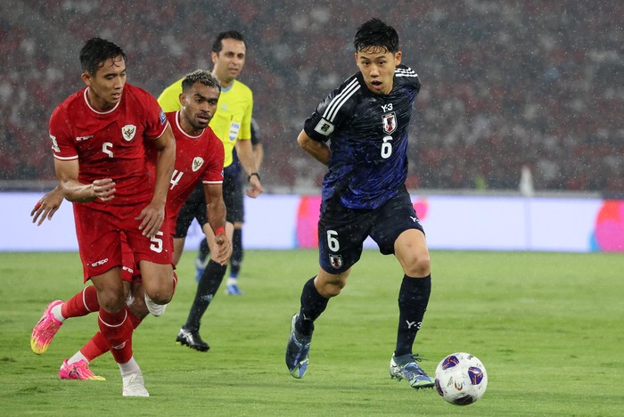 Soccer Football - World Cup - Asian Qualifiers - Third Round - Group C - Indonesia v Japan - Gelora Bung Karno Main Stadium, Jakarta, Indonesia - November 15, 2024  Japans Wataru Endo in action with Indonesias Yakob Sayuri and Indonesias Rizky Ridho REUTERS/Ajeng Dinar Ulfiana