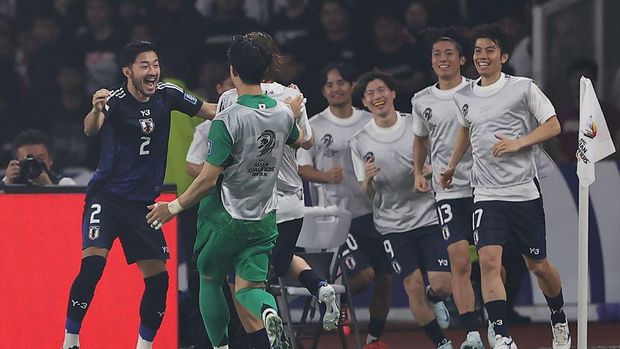 JAKARTA, INDONESIA - NOVEMBER 15: Yukinari Sugawara (L) of Japan celebrates with teammates after scoring the team's fourth goal against Indonesia in the second half during the FIFA World Cup Asian 3rd Qualifier Group C match at Gelora Bung Karno Stadium on November 15, 2024 in Jakarta, Indonesia. (Photo by Robertus Pudyanto/Getty Images)