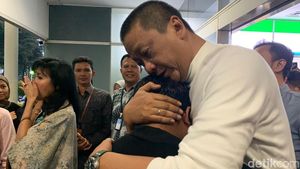 Berpelukan! Ini Detik-detik Irfan Setiaputra Tinggalkan Garuda