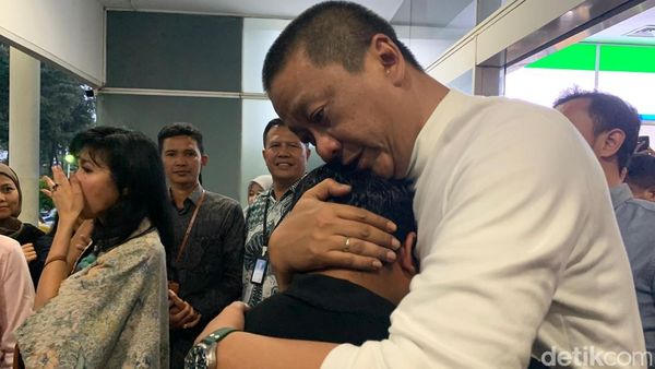 Berpelukan! Ini Detik-detik Irfan Setiaputra Tinggalkan Garuda