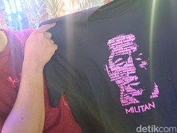 Jokowi Bagi-bagi Kaus Usai Nobar Indonesia Vs Jepang di Alun-alun Purwokerto