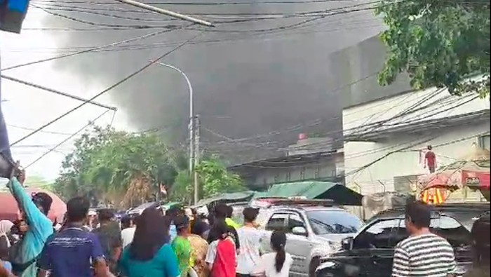 Kebakaran gudang terjadi di Penjaringan, Jakarta Utara (Jakut). Seratus personel pemadam kebakaran (damkar) dikerahkan untuk memadamkan api. (dok Damkar Jakut) Kebakaran gudang terjadi di Penjaringan, Jakarta Utara (Jakut). Seratus personel pemadam kebakaran (damkar) dikerahkan untuk memadamkan api. (dok Damkar Jakut)