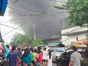 Kebakaran Gudang di Jakut Belum Padam, Damkar Tambah Personel Jadi 145 Orang Kebakaran Gudang di Jakut Belum Padam, Damkar Tambah Personel Jadi 145 Orang