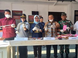 Barang Bukti Kasus di Sampang Dimusnahkan, 2 Pistol Digerinda-Pil Diblender