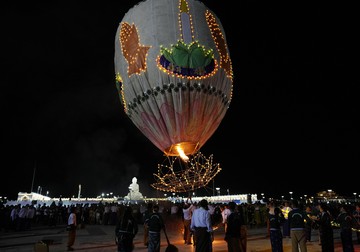Keajaiban Malam: Festival Balon Udara Memikat di Myanmar