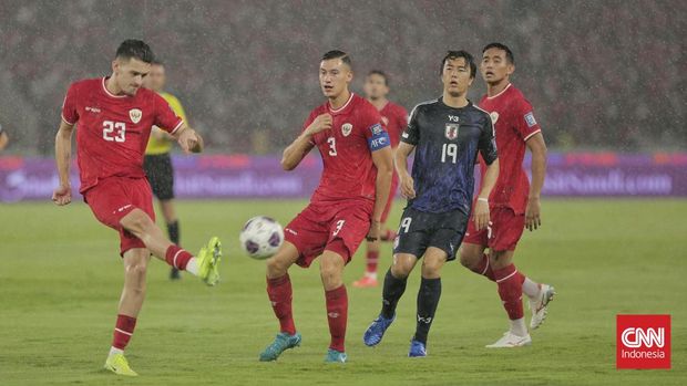 Indonesia vs Jepang Pesepak bola Timnas Indonesia berebut bola dengan pesepak bola Timnas Jepang pada pertandingan Grup C putaran ketiga Kualifikasi Piala Dunia 2026 Zona Asia di Stadion Utama Gelora Bung Karno, Senayan, Jakarta, Jumat, 15 November 2024.