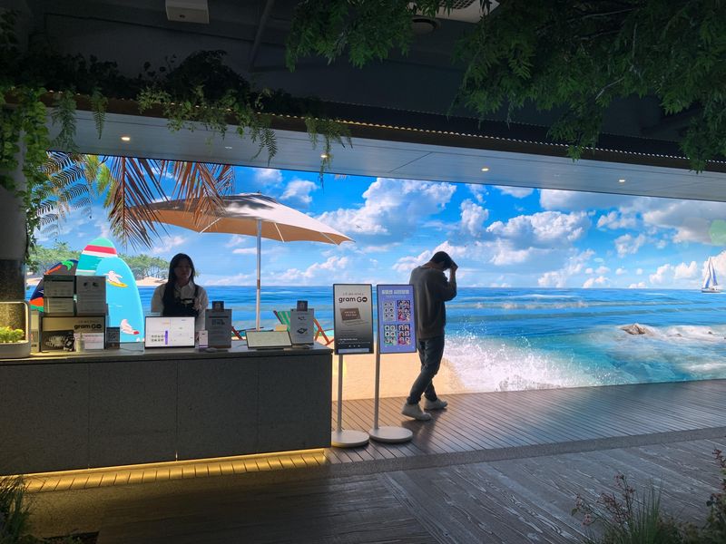 Perusahaan elektronik Korea Selatan LG telah membangun posisi unik di pasar tradisional untuk mempromosikan sejarah panjang dan promosi produk andalan LG. Tempat ini langsung diserbu oleh pemuda Korea Selatan.