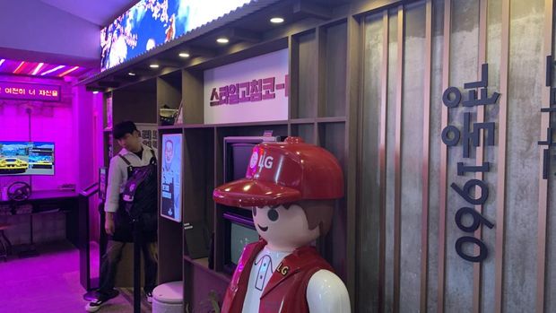 Perusahaan elektronik Korea Selatan LG telah membangun posisi unik di pasar tradisional untuk mempromosikan sejarah panjang dan promosi produk andalan LG. Tempat ini langsung diserbu oleh pemuda Korea Selatan.