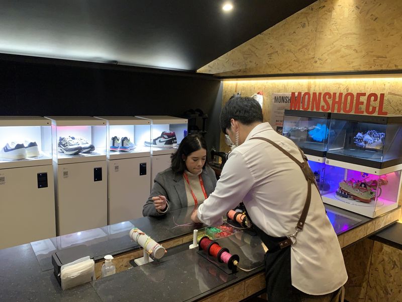 Perusahaan elektronik Korea Selatan LG telah membangun posisi unik di pasar tradisional untuk mempromosikan sejarah panjang dan mempromosikan produk andalan LG. Tempat ini langsung diserbu oleh pemuda Korea Selatan.