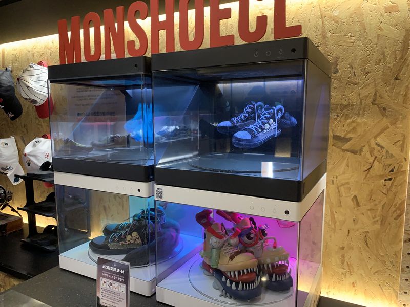 Perusahaan elektronik Korea Selatan LG telah membangun posisi unik di pasar tradisional untuk mempromosikan sejarah panjang dan promosi produk andalan LG. Tempat ini langsung diserbu oleh pemuda Korea Selatan.