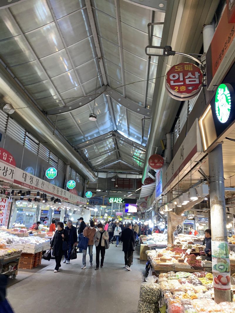 Perusahaan elektronik Korea Selatan LG telah membangun posisi unik di pasar tradisional untuk mempromosikan sejarah panjang dan mempromosikan produk andalan LG. Tempat ini langsung diserbu oleh pemuda Korea Selatan.