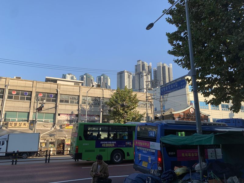 Perusahaan elektronik Korea Selatan LG telah membangun posisi unik di pasar tradisional untuk mempromosikan sejarah panjang dan mempromosikan produk andalan LG. Tempat ini langsung diserbu oleh pemuda Korea Selatan.