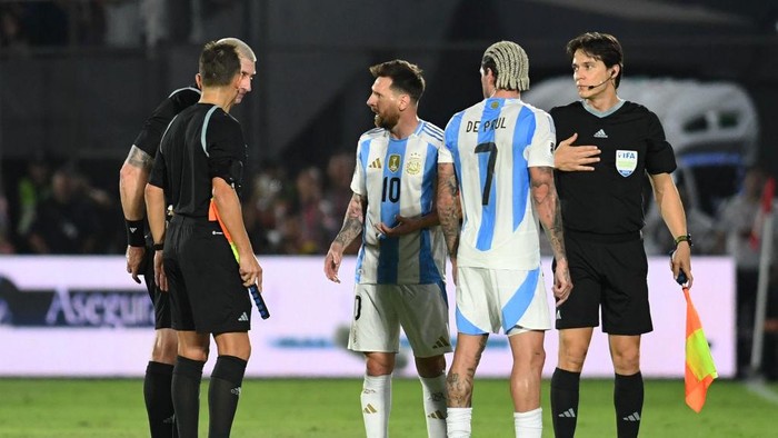 ASUNCION, PARAGUAY - NOVEMBER 14: Lionel Messi of Argentina argues with Referee Anderson Daronco at halftime during the South American FIFA World Cup 2026 Qualifier match between Paraguay and Argentina at Estadio Defensores del Chaco on November 14, 2024 in Asuncion, Paraguay. (Photo by Christian Alvarenga/Getty Images)