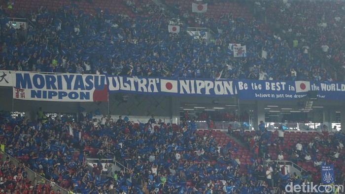 Momen Hebonya Suporter Jepang, Nyanyi 90 Menit di GBK Sejumlah pendukung Timnas Jepang bernyanyi di SUGBK, Jakarta, Jumat (15/11/2024).