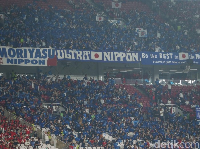 Sejumlah pendukung Timnas Jepang bernyanyi di SUGBK, Jakarta, Jumat (15/11/2024).