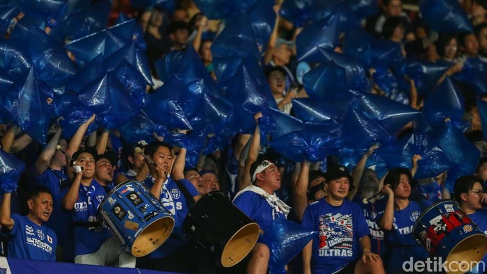 Sejumlah pendukung Timnas Jepang bernyanyi di SUGBK, Jakarta, Jumat (15/11/2024).