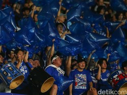Sejumlah pendukung Timnas Jepang bernyanyi di SUGBK, Jakarta, Jumat (15/11/2024).