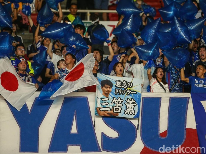 Sejumlah pendukung Timnas Jepang bernyanyi di SUGBK, Jakarta, Jumat (15/11/2024).