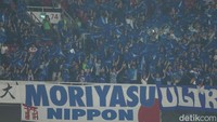 Sorak sorai dukungan dari suporter membuat para pemain Timnas Jepang membara. 