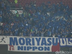 Sorak sorai dukungan dari suporter membuat para pemain Timnas Jepang membara. 