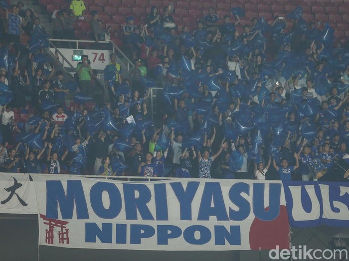 Sejumlah pendukung Timnas Jepang bernyanyi di SUGBK, Jakarta, Jumat (15/11/2024).