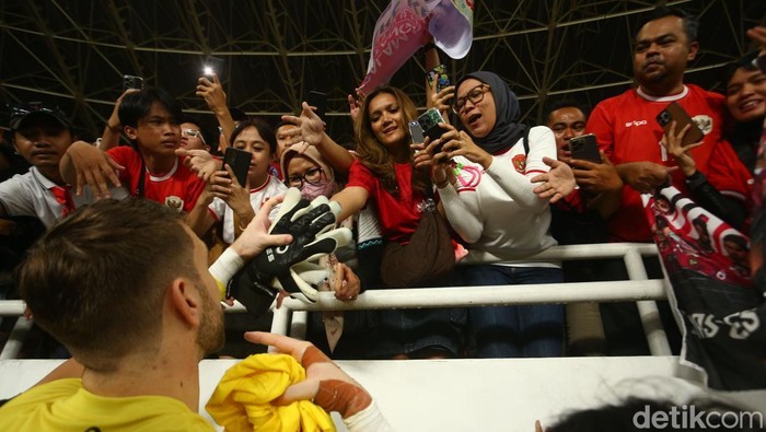 Usai menggelar laga, Timnas Indonesia memiliki kebiasaan untuk menyanyikan lagu Indonesia Pusaka bersama para suporter di stadion.