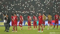 Para pemain Timnas Indonesia menyanyikan lagu Indonesia Pusaka bersama suporter di SUGBK, Jakarta, Jumat (15/11/2024). Seisi stadion kompak menyanyikan lagu sambil menyalakan lampu ponselnya.