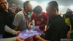 Momen Pemain Timnas Indonesia Sapa Pendukung Seusai Laga