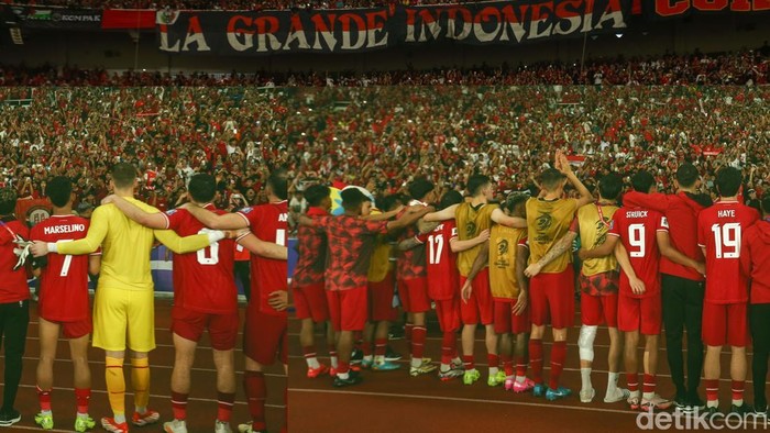 Usai menggelar laga, Timnas Indonesia memiliki kebiasaan untuk menyanyikan lagu Indonesia Pusaka bersama para suporter di stadion.