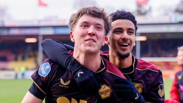 DEVENTER, NETHERLANDS - DECEMBER 10: Ole Romeny of FC Utrecht and Zidane Iqbal of FC Utrecht looks on after the Dutch Eredivisie match between Go Ahead Eagles and FC Utrecht at Stadion De Adelaarshorst on December 10, 2023 in Deventer, Netherlands. (Photo by NESimages/Raymond Smit/DeFodi Images via Getty Images)