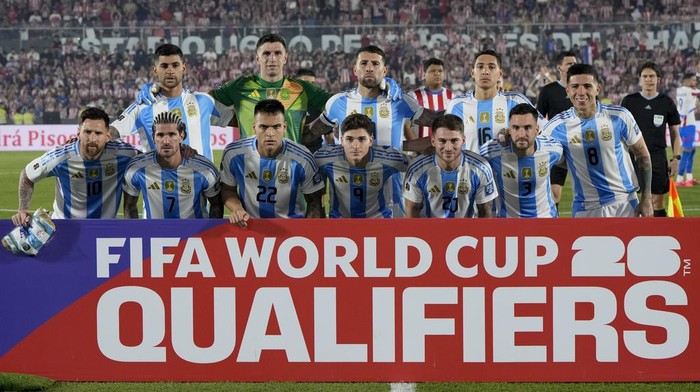 Argentinas players pose for a team photo prior to a qualifying soccer match for the FIFA World Cup 2026 against Paraguay in Asuncion, Paraguay, Thursday, Nov. 14, 2024. (AP Photo/Jorge Saenz)