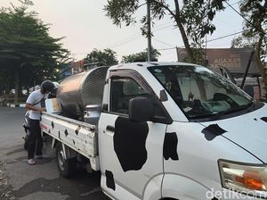 Gaya Unik Pedagang Susu Sapi Segar di Surabaya