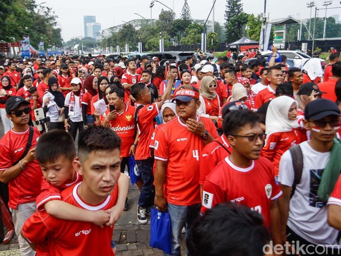 Sejumlah pendukung Timnas Indonesia mulai memadati Stadion Gelora Bung Karno, Jakarta, Jumat (15/11/2024).
