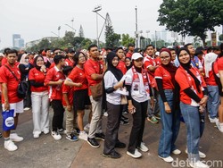 Suporter kompak mengenakan jersey merah timnas.