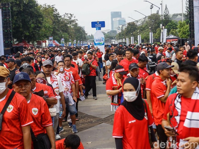 Sejumlah pendukung Timnas Indonesia mulai memadati Stadion Gelora Bung Karno, Jakarta, Jumat (15/11/2024).