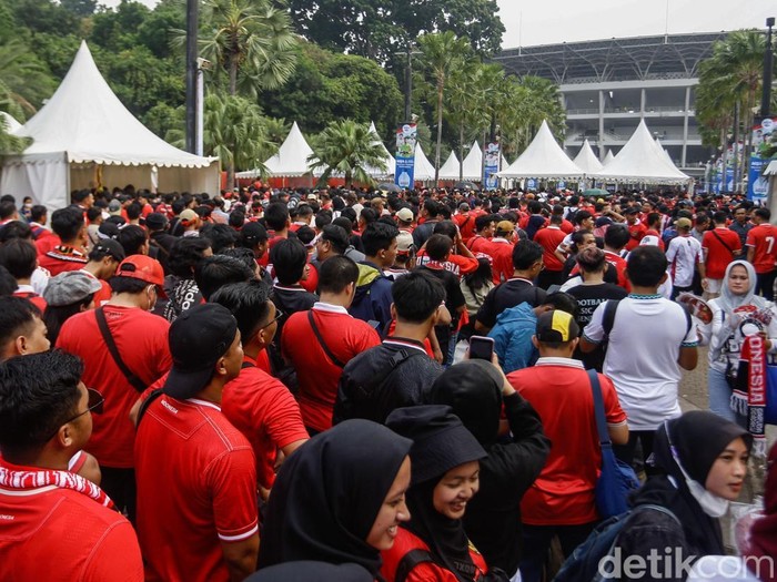 Sejumlah pendukung Timnas Indonesia mulai memadati Stadion Gelora Bung Karno, Jakarta, Jumat (15/11/2024).